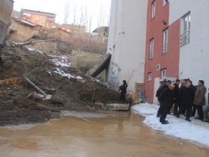 Başkan Vekili Epcim, istinat duvarı devrilen okulun çevresinde incelemelerde bulundu
