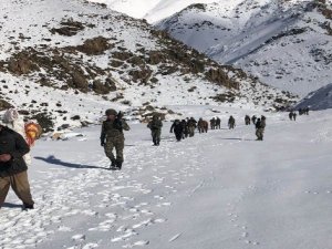 Karda yürüyen kaçakçılar av tüfekleri ile yakalandı
