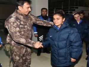 Hakkari polisinden kadın sporculara giyim desteği