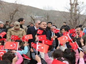 Vali Akbıyık, Türk bayraklarıyla karşılandı