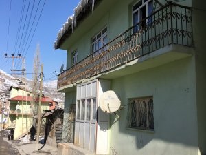 ÇATILARDA OLUŞAN BUZ SARKITLARI TEHLİKE SAÇIYOR