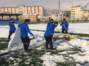Futbolculardan kar temizliği