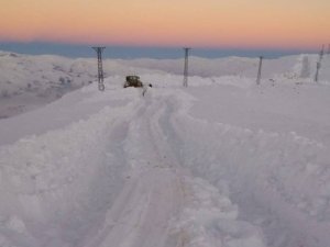 Askeri üs bölgesi yolunda kar kalınlığı 4 metreyi aştı