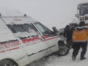 Hakkari'de yolda kalan öğrenci servisi ile ambulans kurtarıldı