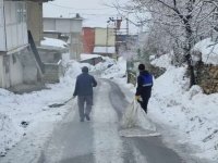 Belediye ekipleri kar ve buzla mücadele ediyor